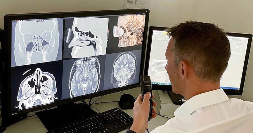Dr. Michaely am 30 Zoll Befundungsmonitor von EIZO